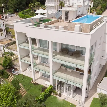 Lui With Rooftop Swimming Pool Apartment Icici