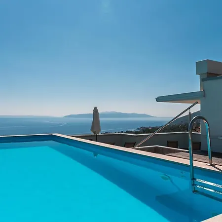 Lui With Rooftop Swimming Pool